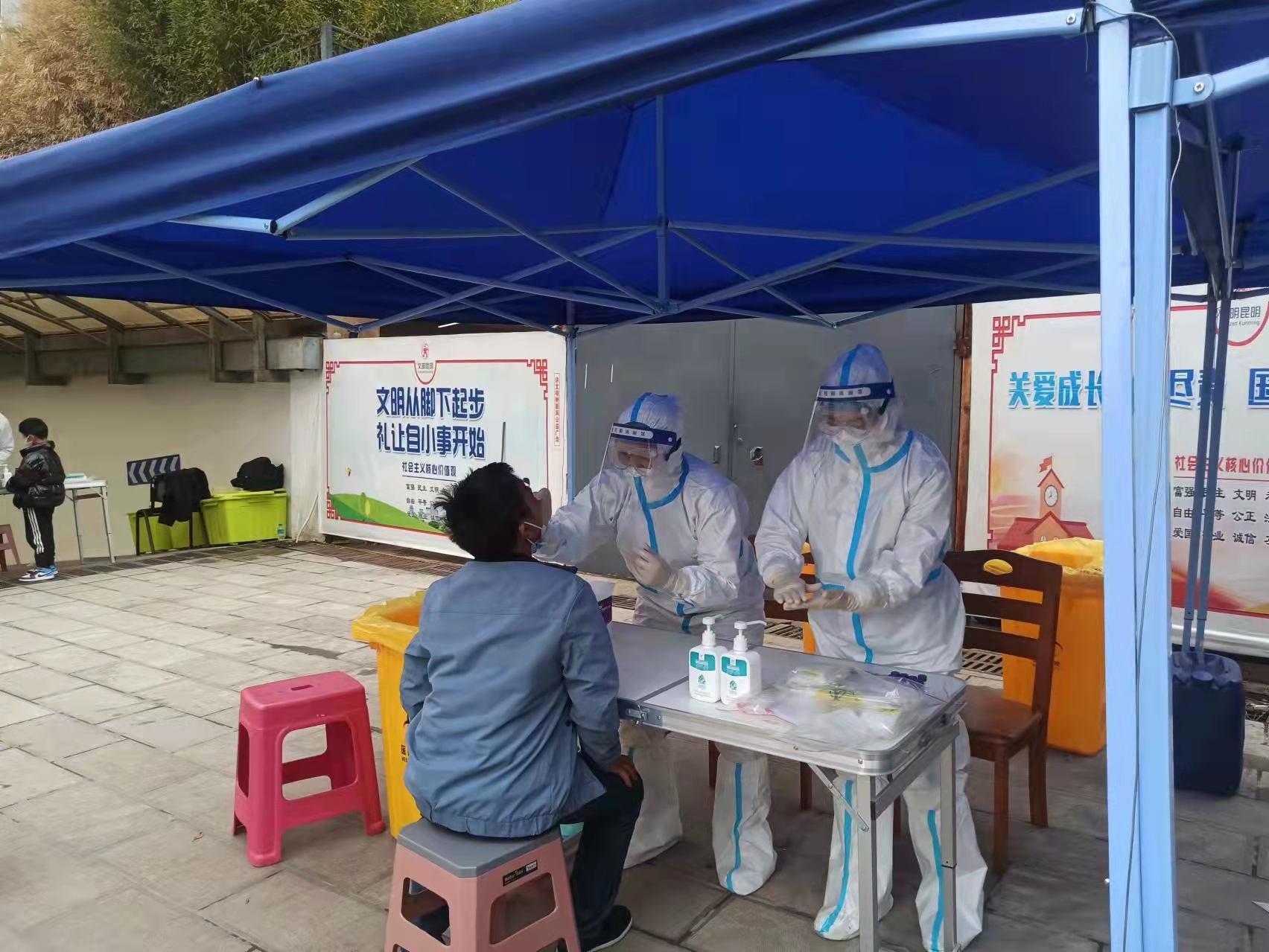 白衣執(zhí)甲，聞令而動——我院醫(yī)護人員支援核酸采樣工作