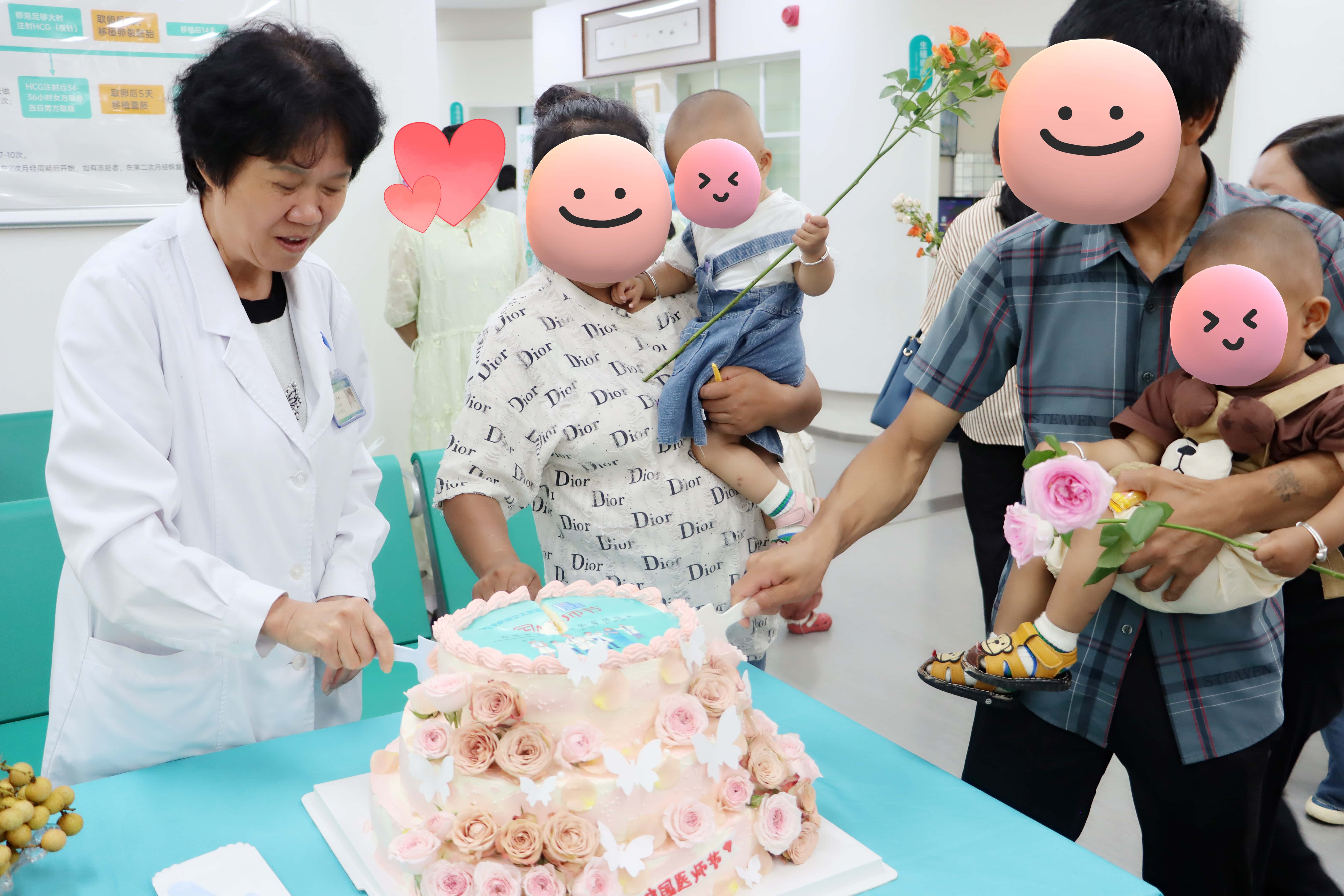 幸福醫(yī)線，有鮮花和掌聲作伴!——我院醫(yī)師節(jié)系列活動(dòng)圓滿舉辦